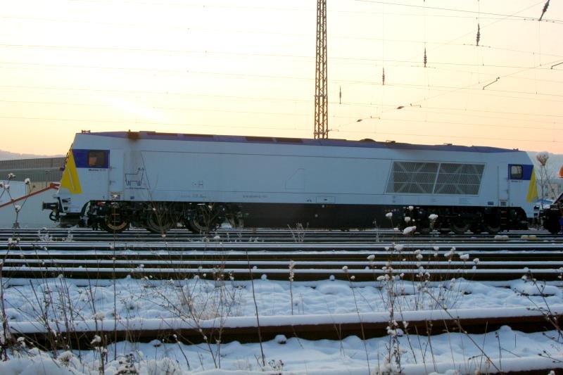 Seit 125 Jahren ist die R�belandbahn Einsatzort f�r Prototypen und Exoten. Heute erwischte ich zuf�llig die Voith Maxima 30 CC 001 der niederl�ndischen Leasingesellschaft Ox-traction im G�terbahnhof Blankenburg Nord. Sie �bernahm einen Kalkzug zur Fahrt durchs Flachland. Leider ging mir kurz vor der Abfahrt das  B�chsenlicht  aus. Blankenburg/Harz, 19.12.2009