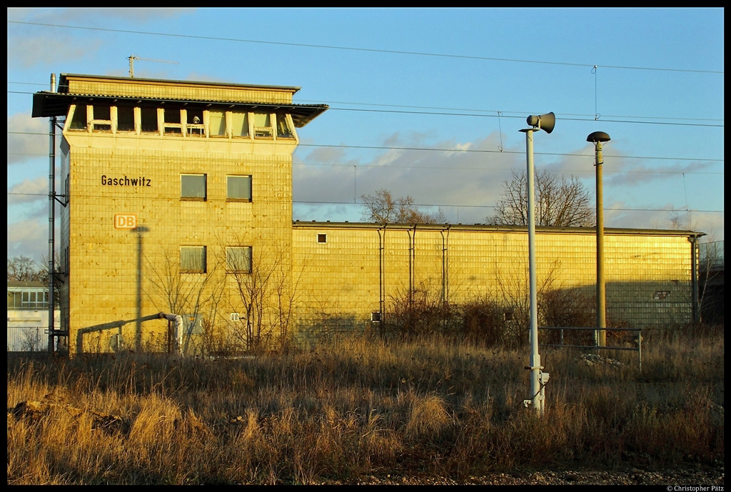 Seit 1968 steuert das Stellwerk B1 (Bauform GS II DR) den Bahnhof Gaschwitz. Architektonisch stellt es ein typisches Gleisbildstellwerk der Deutschen Reichsbahn dar. Am 14.1.2012 wird die geflieste Fassade von der untergehenden Sonne beleuchtet.