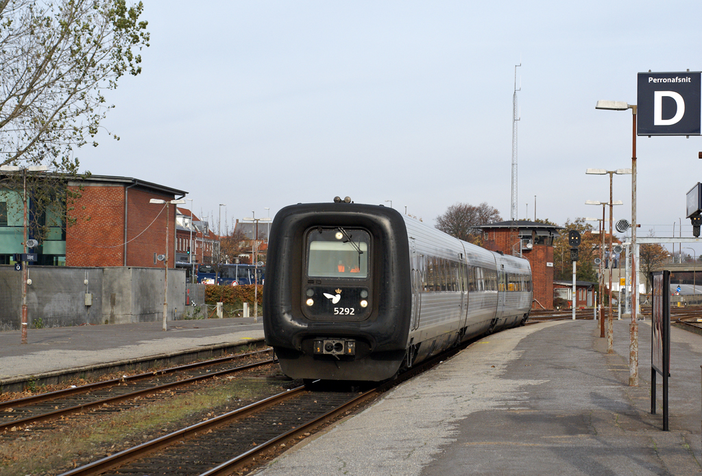 Seit den 1990er Jahren prgen die  Gumminasen  der Baureihe MF (IC3) das Bild der Danske Statsbaner (Dnischen Staatsbahnen)und sind somit in fast allen Regionen Dnemarks im Einsatz zu beobachten. MF 5592 wurde am 31.10.2009 bei der Bereitstellung als Re nach Aarhus in Esbjerg fotografiert.