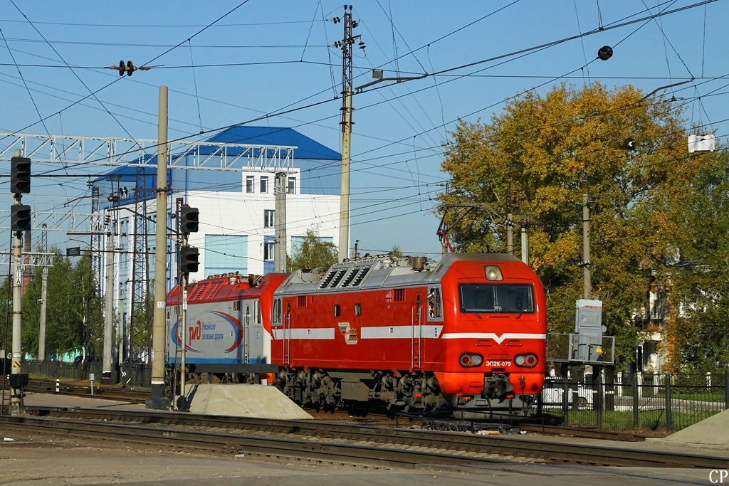 Seit 2006 wird die Baureihe EP2K in Russland eingesetzt. In Barabinsk schiebt EP2K-079 eine Schwesterlok (in Werbelackierung) ins Depot. (8.9.2011)