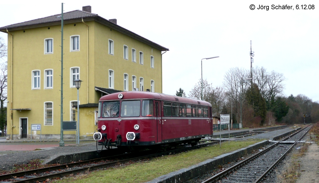 Seit 2008 pendelt an den Adventssonntagen ein Schienenbus der Bayernbahn zwischen Dombhl und Dinkelsbhl, um Besucher zum Weihnachtsmarkt zu bringen. Am 6.12.08 wartet der Triebwagen in  Dinkelsbhl auf seinen nchsten Einsatz.