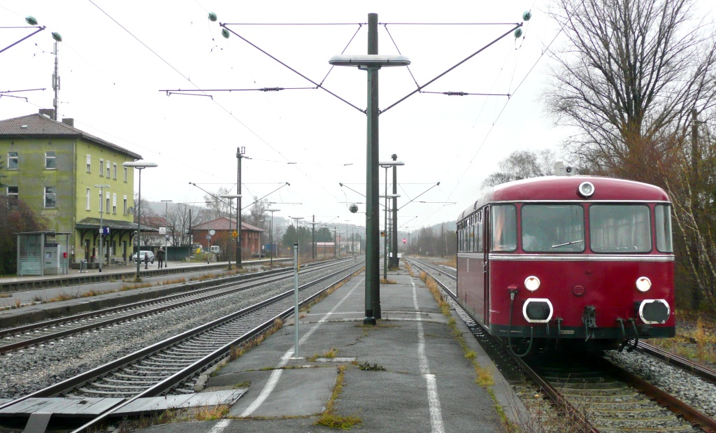 Seit 2008 pendelt an den Adventssonntagen ein Schienenbus der Bayernbahn ab Dombühl, um Besucher zum Weihnachtsmarkt in Dinkelsbühl zu bringen. Dabei ergibt sich auch die seltene Gelegenheit, mal wieder ein Bild von Gleis 5 zu machen. Seit 1998 werden die beiden Inselbahnsteige nämlich nur noch von Sonderzügen benutzt. Die REs halten in beiden Richtungen auf Gleis 1 am Hausbahnsteig, damit die Fahrgäste nicht mehr über die Gleise laufen müssen. (Blick nach Osten am 6.12.08)