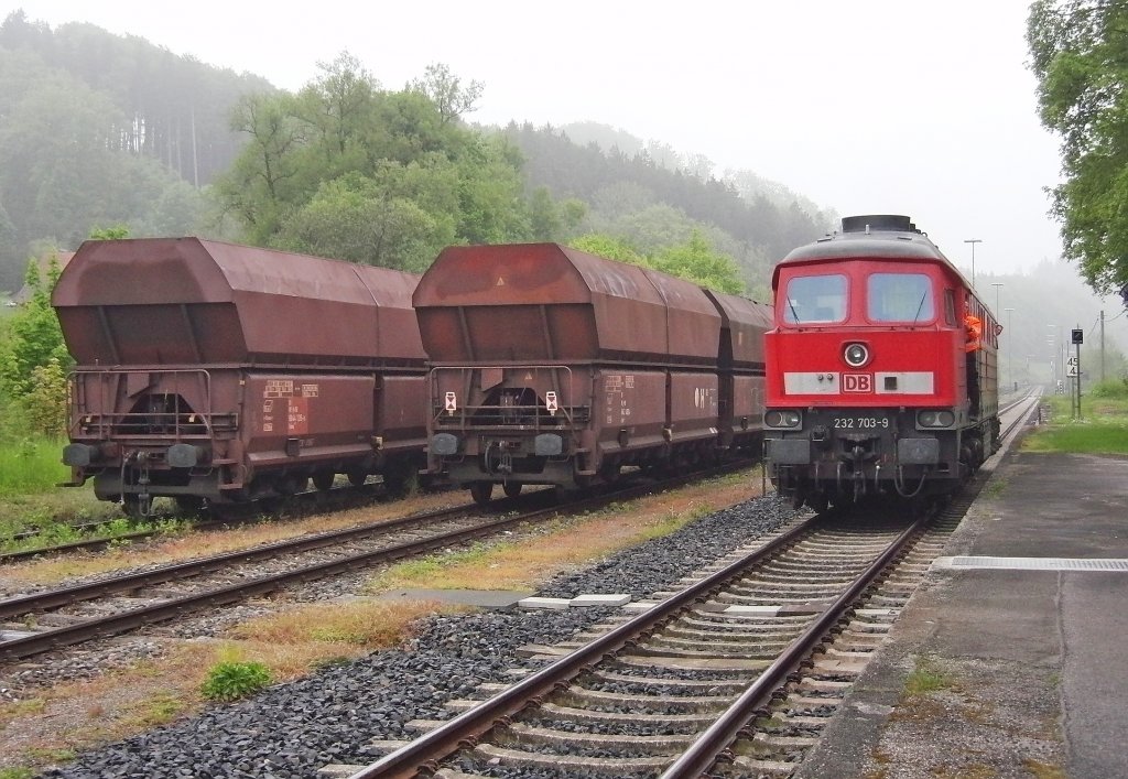 Seit 2013 ist nicht mehr die Baureihe 225 vor dem „Roberger Kieszug“ im Einsatz sondern die Baureihe 232. Nachdem 232 703-9 die leeren Schttgutwagen vom Typ Falns von Friedrichshafen nach Roberg gezogen und aufgeteilt hatte, setzt sie um, um den ersten Teil zur Beladung in das Ladegleis zu schieben (17.05.2013).