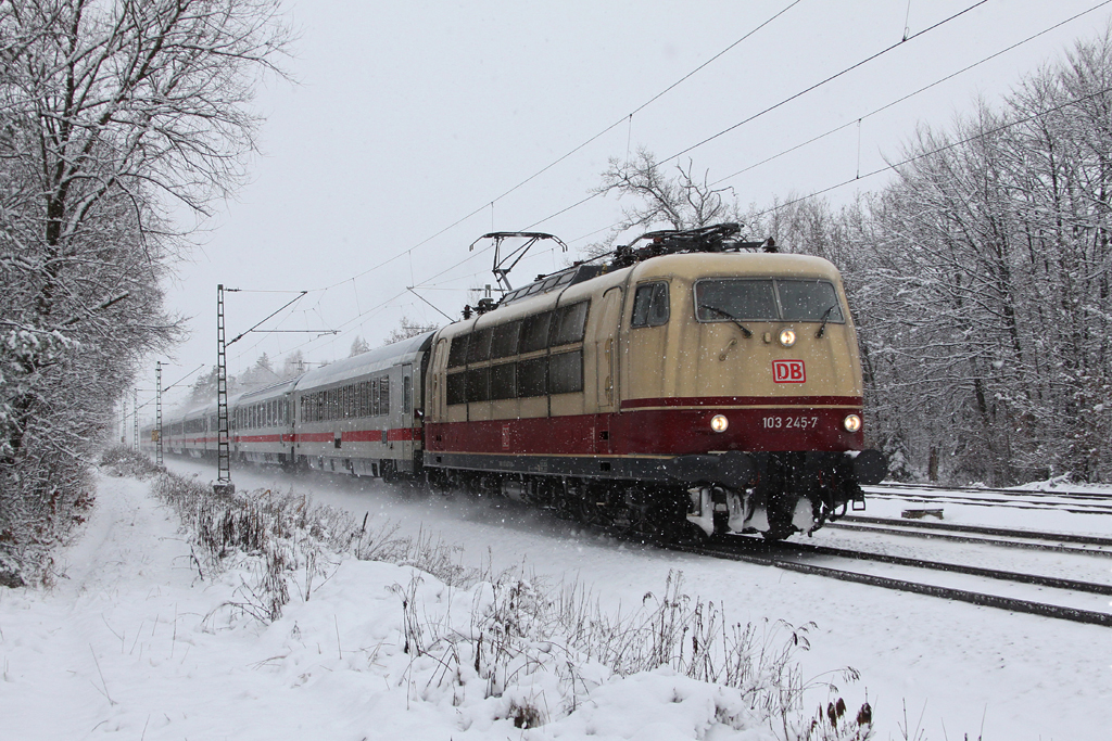 Seit 21.01.2012 hat 103 245 samstags eine neue Planleistung: IC 1283 und 1282. Das Bild zeigt den IC 1283 in Haar am 21.01.2012, dem ersten Verkehrstag des neuen ICs. Allerdings wird 103 245 das IC Paar nur maximal noch 3x bespannen knnen, da sie am 14.02.12 Fristablauf hat.