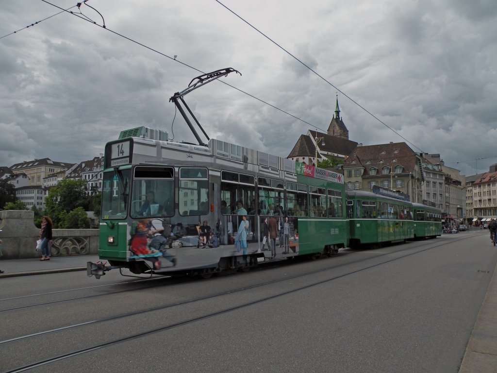Seit dem 01. Juni 2011 fhrt der Motorwagen 477 mit Fotografien vom Claraplatz. Es ist das Ergebnis des 3. Wettbewerbs <> Das Siegerprojekt stammt vom Basler Knstler Christian Schoch. Die Aufnahme entstand auf der Mittleren Rheinbrcke  in Basel am 09.06.2011.