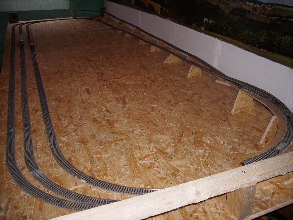 Seit dem 01.August 2009 arbeite ich,zusammen mit meinen Vater,in unserem Hobbyraum,an unserer grten H0-Anlage.Die Anlagengre: 3,70m x 1,30m Gleismaterial:Fleischmann Profi-Gleis und Piko A-Gleis,geplanter Einbau von 19 Weichen und zwei Kreuzungsweichen.Zuerst wurde der dreigleisige Schattenbahnhof aufgebaut,spter nocheinmal auf ein Gleis erweitert.Jedes Gleis kann Zge mit bis zu 8 Schnellzugwagen aufnehmen.