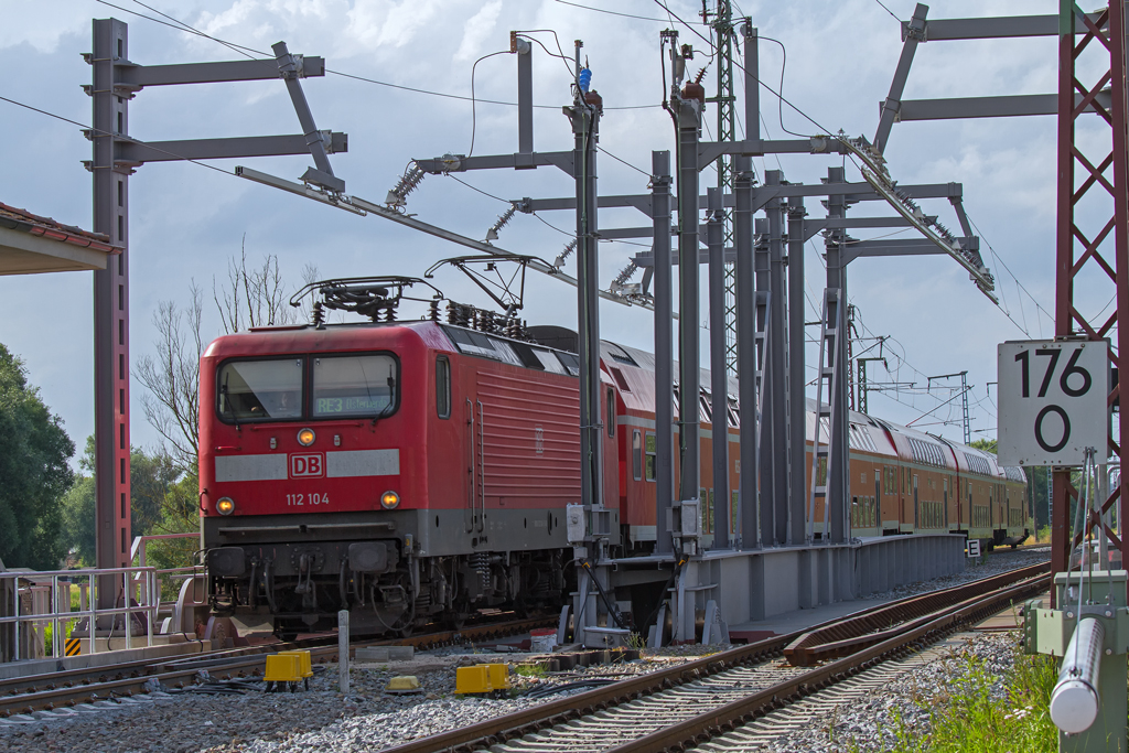 Seit dem 02.07.2013 ist die neue Anklamer Eisenbahnbrücke in beiden Richtungen befahrbar. Zuletzt wurde die Richtung nach Berlin freigegeben, hier mit RE 3 von Stralsund.