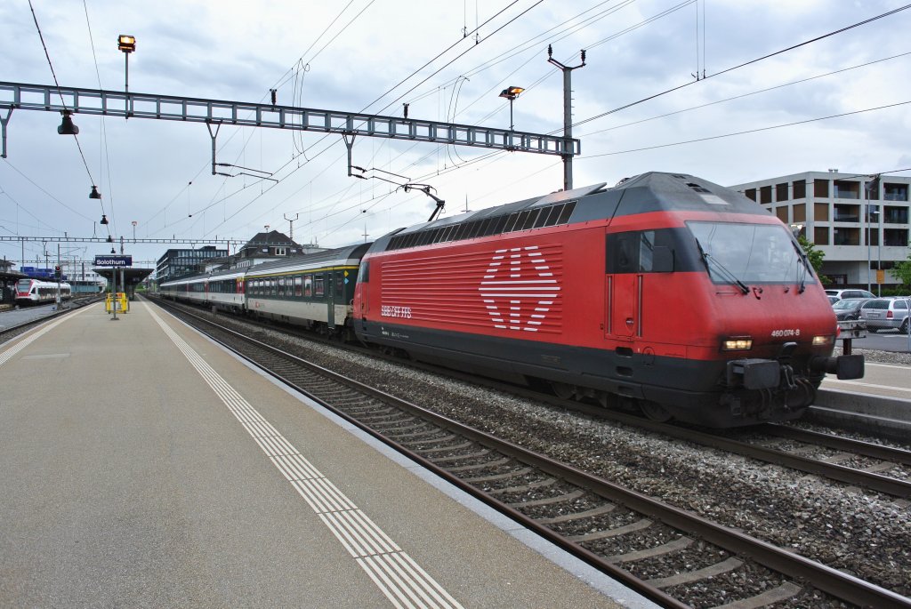 Seit dem 09.06.2013 wurden in den IR 21xx Biel-Konstanz ein A EWIV durch einen Apm 61 Refit ausgetauscht. Im Bild ist die Re 460 074-8 mit einem grnen A EWIV und dem Apm 61 Refit bei Ausfahrt in Solothurn, 10.06.2013.
