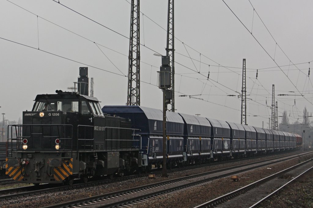 Seit dem 1.2.11 hat die TXL die Kalkzge zwischen HKM und Flandersbach
bernommen.Seit dem kommen anstatt der 232er zwei HGk Class 66 und MRCE 500 1570 zum Einsatz.MRCE 500 1570 fhrt am 3.2.11 durch Duisburg-Bissingheim