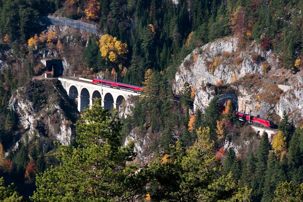 Seit dem 18.10.2011 ist der railjet auch zwischen Wien und Graz unterwegs. Am 01.11.2011 konnte der railjet 559 kurz nach Breitenstein beim Kleinen Krausel Tunnel und am Krausel Klause Viadukt fotografiert werden.