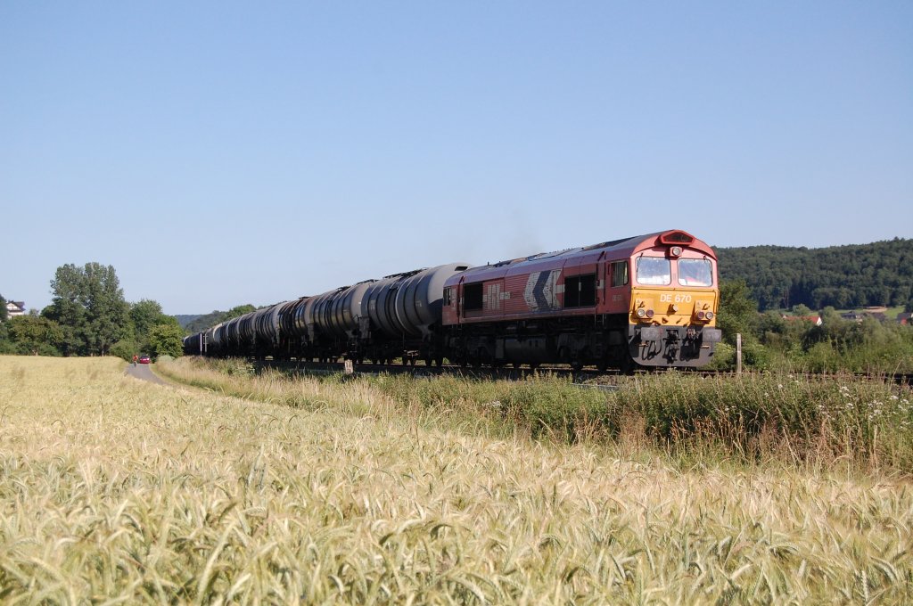 Seit dem 7.7.2010 fhrt nun HGK fr DB auf der Relation Brakel - Hamburg. Hier fhrt gerade DE 670 von HGK am 7.7.2010 durch die Feldmark zwischen Istrup und Herste.