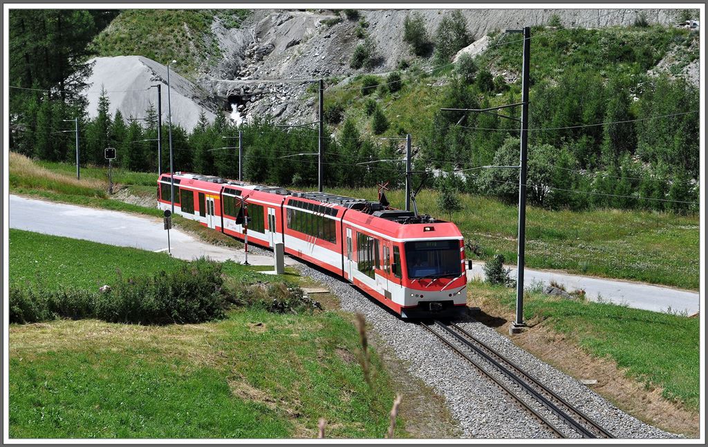 Seit dem Bergsturz von Randa im Jahre 1991 gibt's fr den R240 mit einem ABDeh 4/10 auf der Talfahrt eine kurze Gegensteigung. Dort wird auch die ehemalige Kantonsstrasse berquert, die ebenfalls hher gelegt wurde. (04.08.2013) 