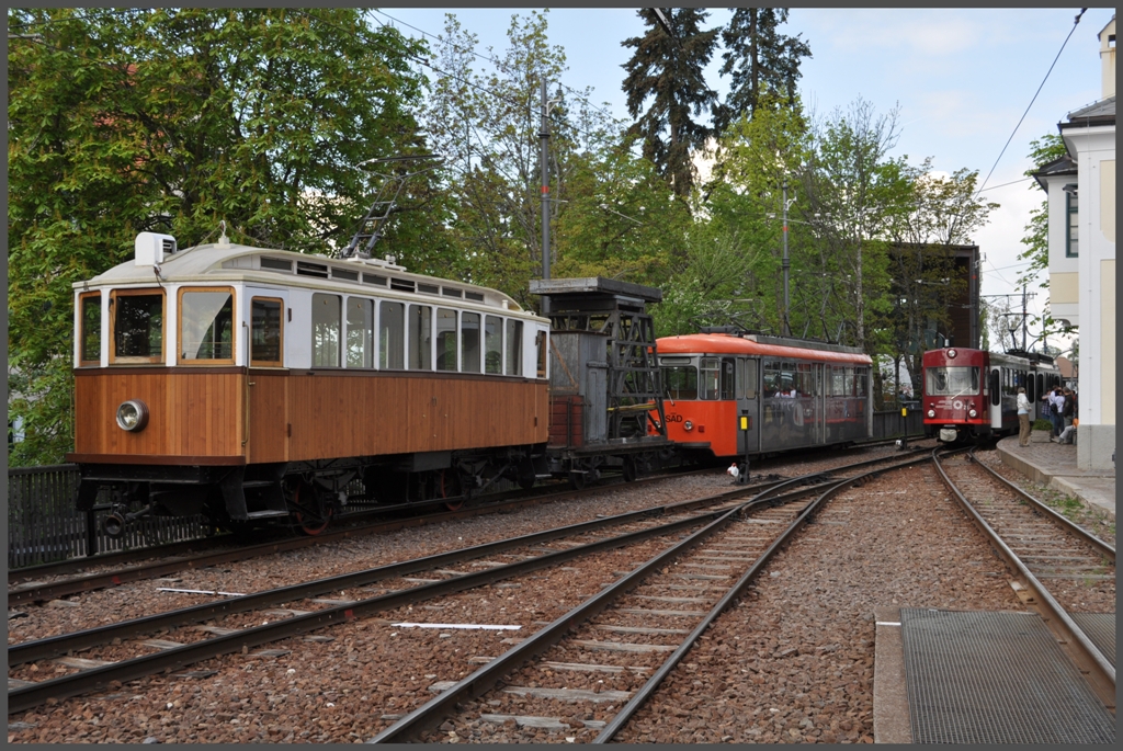 Seit dem Erscheinen der Trogenerbahn BDe 4/8 scheint die Rittnerbahn ein Platzproblem zu haben. In Oberbozen stehen Triebwagen 11, ein Fahrleitungswagen, der Esslinger Triebwagen und der BDe 4/8 21 ex TB. (08.05.2012)