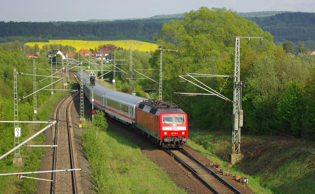 Seit dem Fahrplanwechsel 09/10 gibt es diesen neuen IC 1848  Kyffhuser . Da es nun Abends lnger hell ist, konnten wir am 16.05.2010 diesen zum ersten mal ablichten. Gezogen von 120 109-4 aus Heiligenstadt kommend bei der Einfahrt nach Eichenberg in Richtung Kassel.