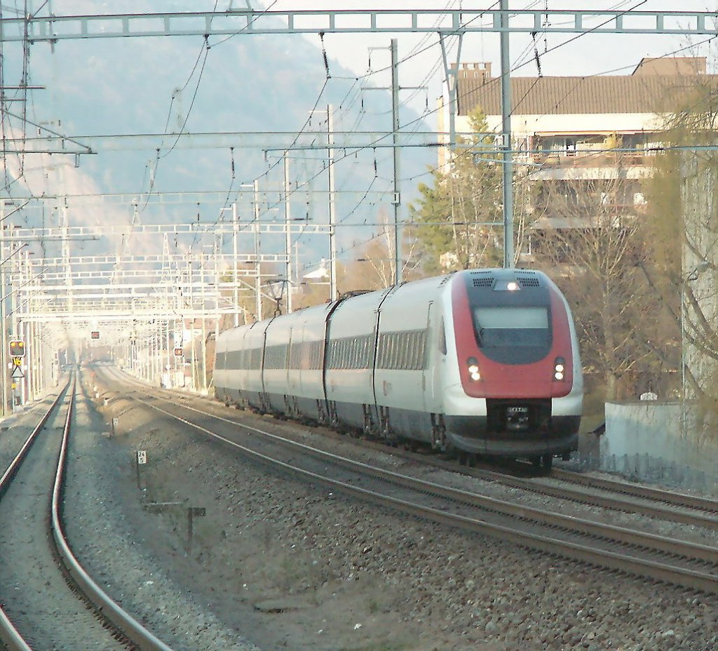 Seit dem Fahrplanwechsel fhrt jetzt auch der ICN fahrplanmssig von Basel nach Chur.Links das Gleis der RhB.14.12.09 