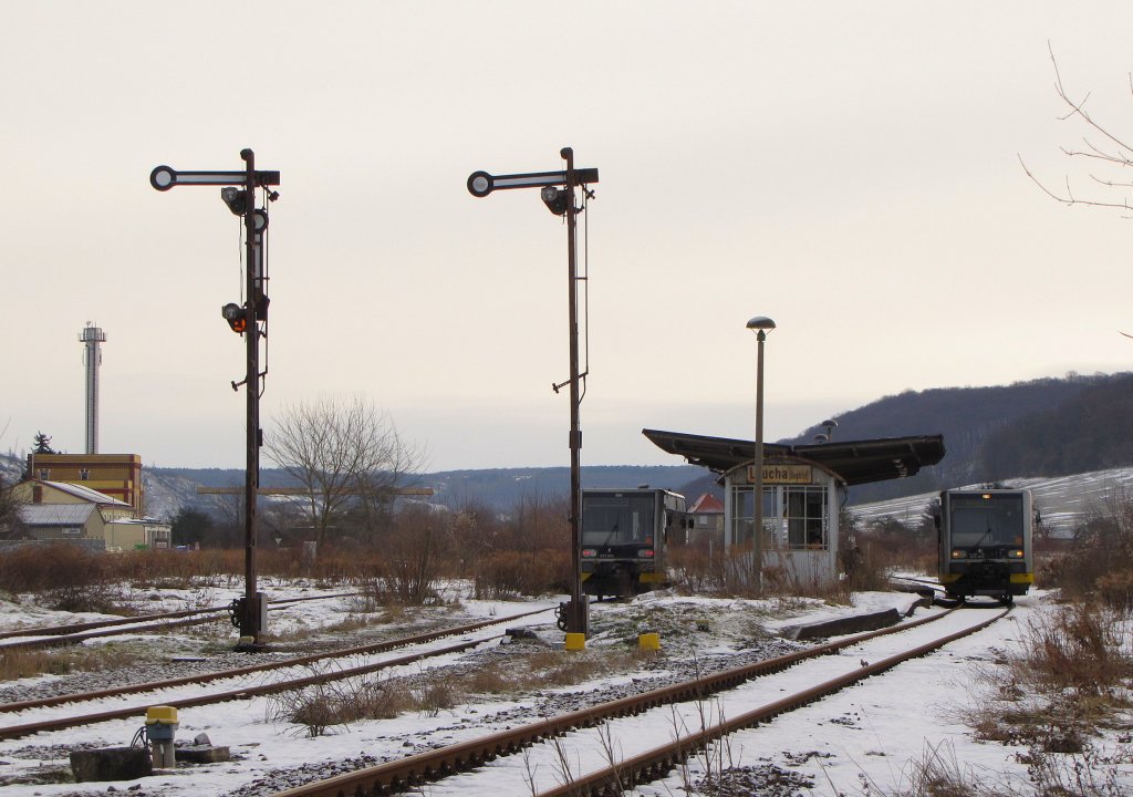 Seit dem Fahrplanwechsel findet der Kreuzungshalt auf der Unstrutbahn wieder im Bf Laucha (Unstrut) statt, dem einzigen Bahnhof an der Unstrutbahn mit einem richtigen Bahnsteig und einer Unterfhrung; 13.12.2010