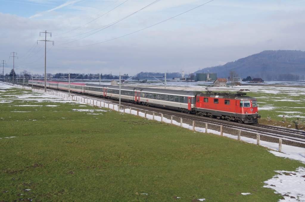 Seit dem Fahrplanwechsel gibt es wieder einen normalen Eurocity zwischen Zrich und Wien, allerdings nur bis zum 9. April, denn dann wird auch dieser Zug durch einen Railjet ersetzt. Ich konnte den EC 165 am 30.12.10 mit der Re 4/4 II 11209 an der Spitze bei Bilten ablichten.
