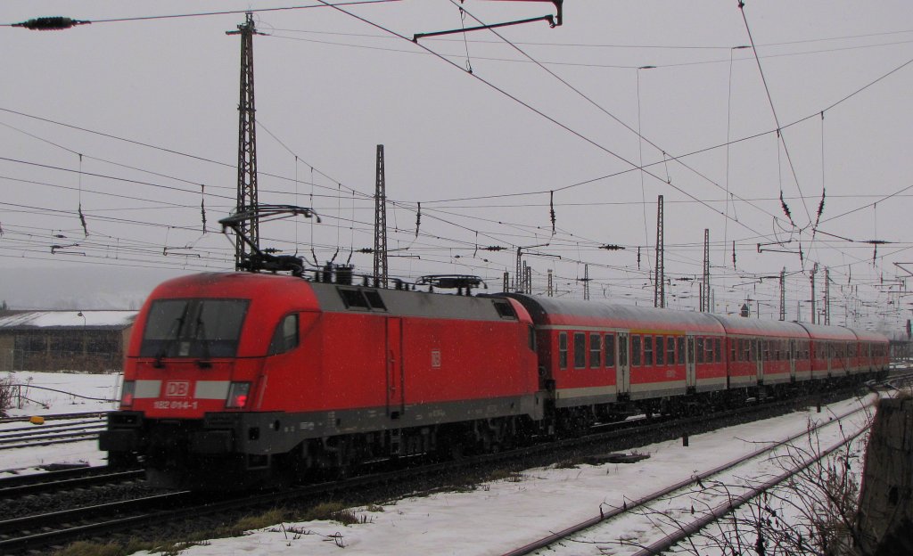 Seit dem gestrigen Fahrplanwechsel verkehrt die RB 20 (Eisenach - Halle (S) Hbf) mit Loks der BR 182. Hier die DB 182 014-1 mit der RB 16323 nach Halle (S) Hbf, bei der Einfahrt in Naumburg (S) Hbf; 12.12.2010