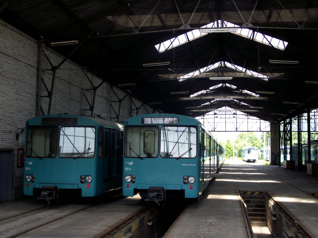 Seit dem die neuen U5 Wagen die U2er abgelst haben wird der Betriebshof Eckenheim so langsam zum Schrottplatz. Hier U2 Wagen Nummer 338 und 329 am 08.06.13 in Frankfurt durch den Zaun fotografiert