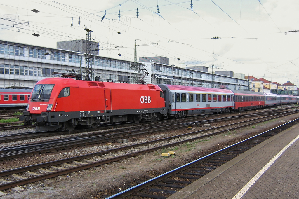 Seit Dezember 2007 Geschichte: Der EC 24/25 (Budapest – Dortmund und zurck). Gebildet wurde er aus BB EC Wagen und zwei ungarntauglichen 1116 (im Sandwich). Hier ist der EC 24 mit 1116 019 am 30.07.2007 in Regensburg Hbf zu sehen. 