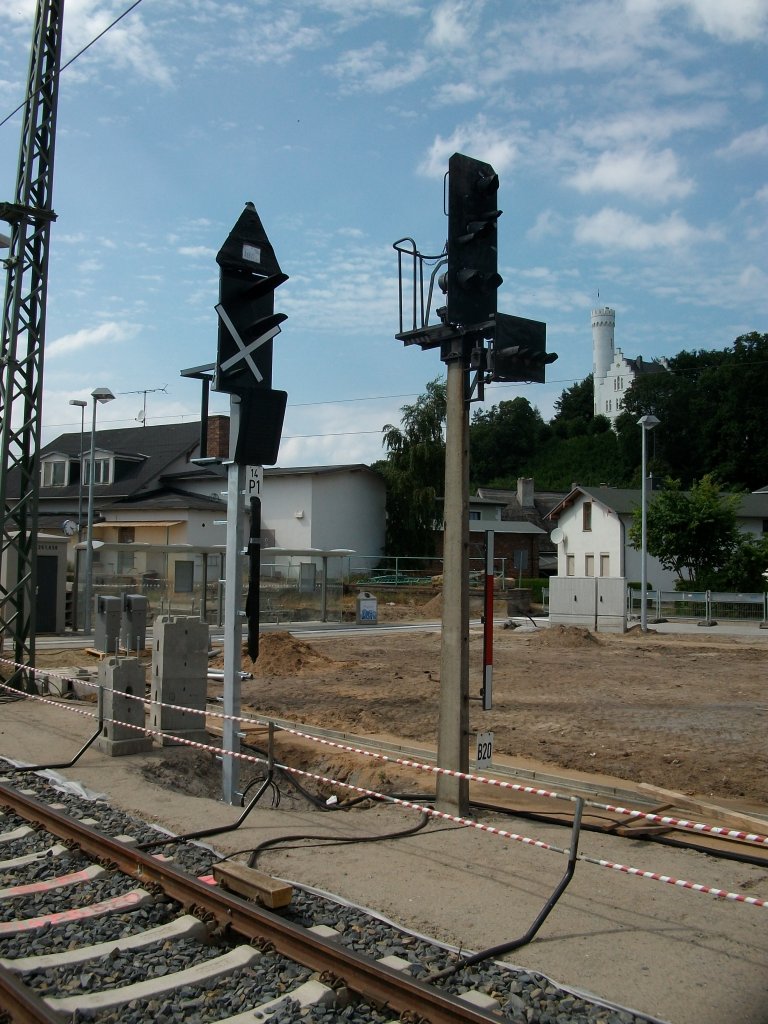 Seit Dezember 2010 ist das neue Ausfahrsignal P1 in Lietzow in Betrieb,whrend das Ausfahrsignal B20 Geschichte ist.Am 26.Juli 2010 standen beide Signale noch zusammen.
