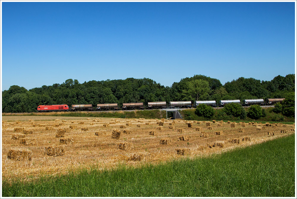 Seit Di 30.7. 2013 bringt täglich an Werktagen den Leer GAG 47850 von Lenzing nach Simbach über die Hausruckstrecke. Seit langem wieder ein Güterzug über den Hausruck. Hier Aufgenommen am 2.August 2013 bei Oberbrunn.