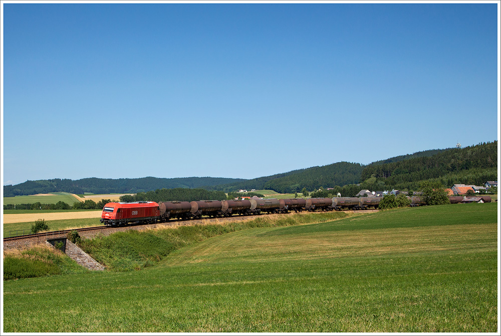 Seit Di 30.7. 2013 bringt täglich an Werktagen den Leer GAG 47850 von Lenzing nach Simbach über die Hausruckstrecke. Seit langem wieder ein Güterzug über den Hausruck. Hier Aufgenommen am 5.August 2013 bei Hausruck.