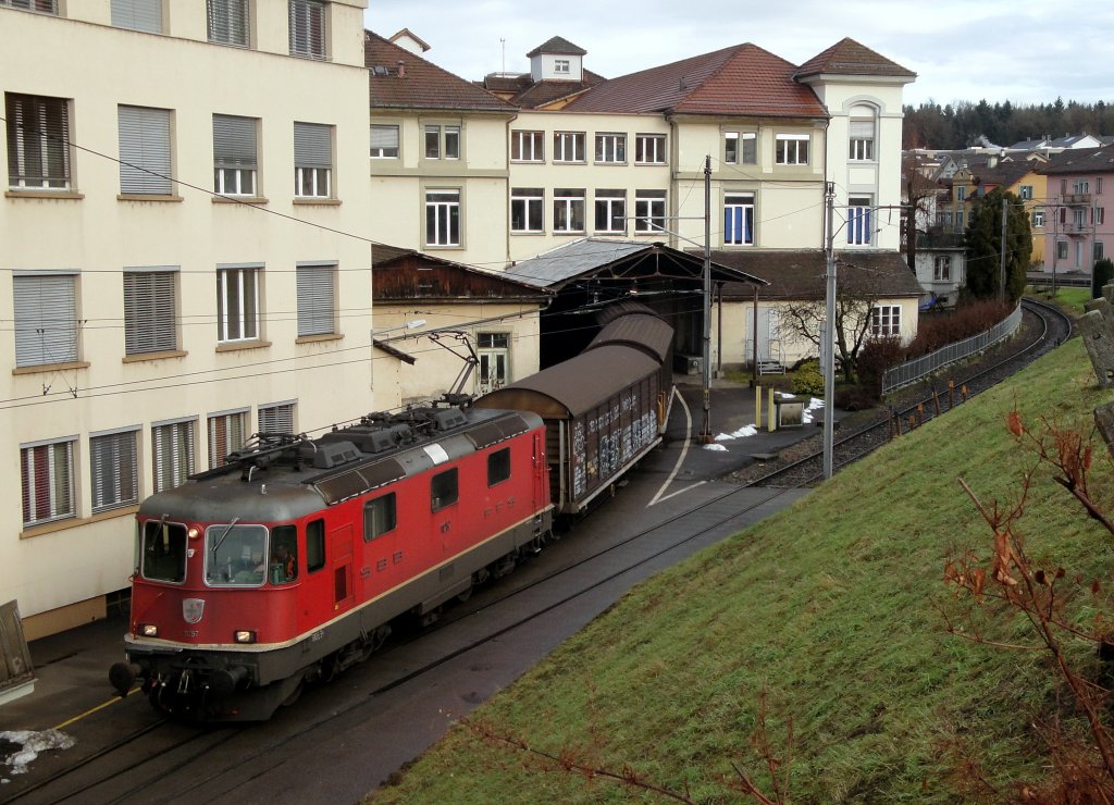 Seit diesem Jahr erledigt in Hochdorf die Gterwagen-Zustellung auf den sowieso elektrifizierten Anschlussgleisen wieder die sowieso anwesende Streckenlokomotive. Am 18.12.12 die Aufgabe der Re 4/4  11257.