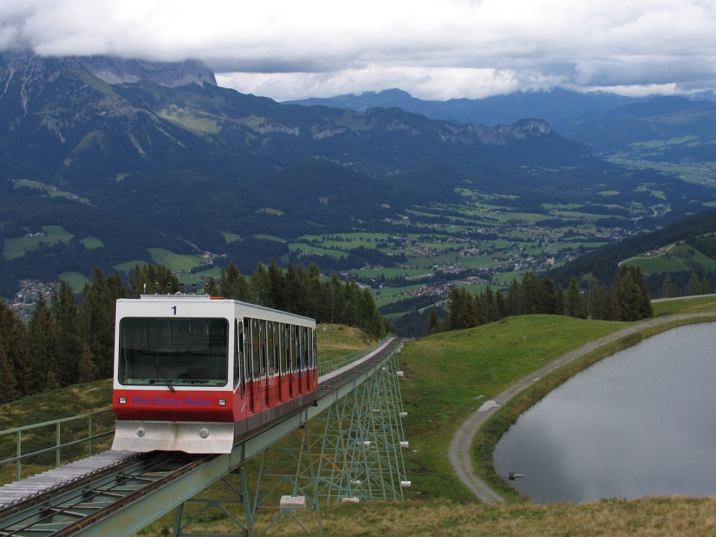 Seit drei Jahren endlich wieder Bilder von diese interessante Bergbahn auf Bahnbilder! Triebwagen 1 der Hartkaiserbahn whrend eine Fahrt Hartkasier-Elmau fahrt ab am 16-8-2010.