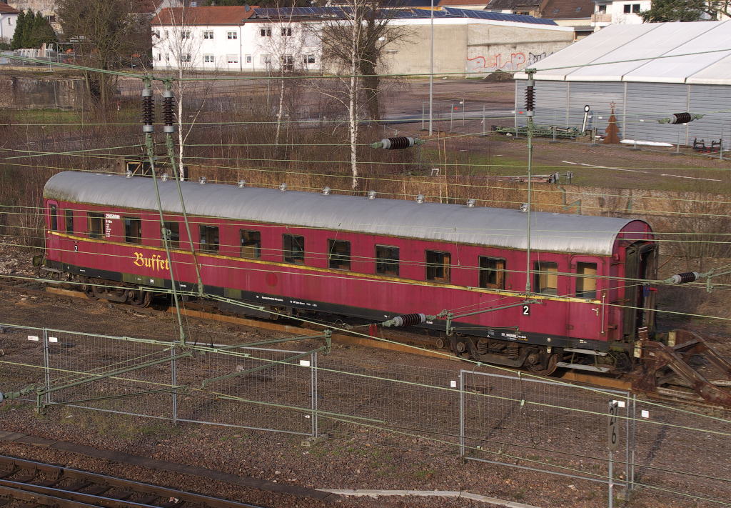 Seit ein paar Wochen steht er in Dillingen im Breich des alten Bahnbetriebswerkes.

Ein Hechtwagen B 4w

10.02.2013