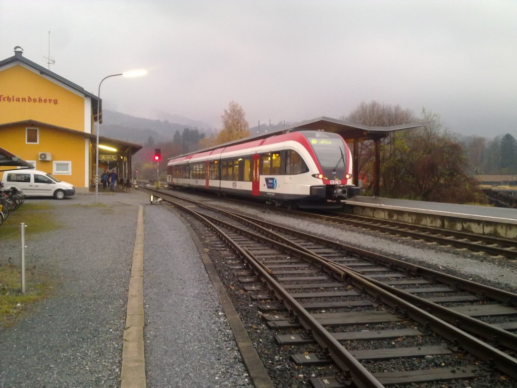 Seit einigen Tagen ist es endlich soweit! Die neuen Triebwgen der Fa. Stadler (Stadler GTW 2.8-8) die nun seit fast einem Jahr bei der GKB unterwegs sind fahren nun auch auf der Strecke S6 (Graz Hbf - Werndorf - Wies Eibiswald). Hier im Bild VT 5063.013 am 11.11.2011 als R4357 beim Halt im Bahnhof Deutschlandsberg.