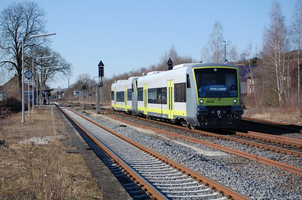 Seit einigen Wochen fahren zwei Regio-Shuttles von Agilis fr die NordWestbahn auf der RB 84: Hier VT 650.704 und VT 650.706 als NWB 75663 (RB 84) Ottbergen - Holzminden, bei der Ausfahrt aus dem Bahnhof Ottbergen, 07.03.2011.