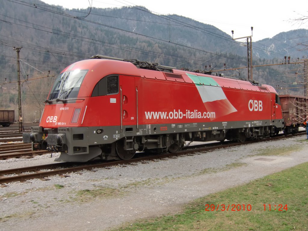 Seit einiger Zeit sind ein paar Fahrzeuge der Baureihe 1216 mit beiderseitigem Schriftzug und italienischer Flagge unterwegs. 1216 011-7 konnte am 29.3.2010 auf dem slowenischen Bahnhof Jesenice abgelichtet werden. Wenigstens ein kleines Trostpflaster fr alle Eisenbahnfreunde, die den legendren EM-Loks nachtrauern.