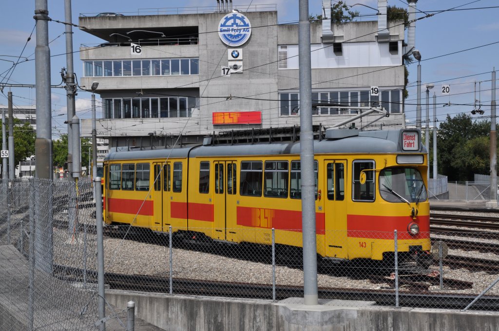Seit einiger Zeit wird der Dwag 143 nicht mehr im Linien Betrieb eingesetzt. Hier steht er vor dem Depot Dreispitz in Basel. Die Aufnahme stammt vom 12.08.2011.