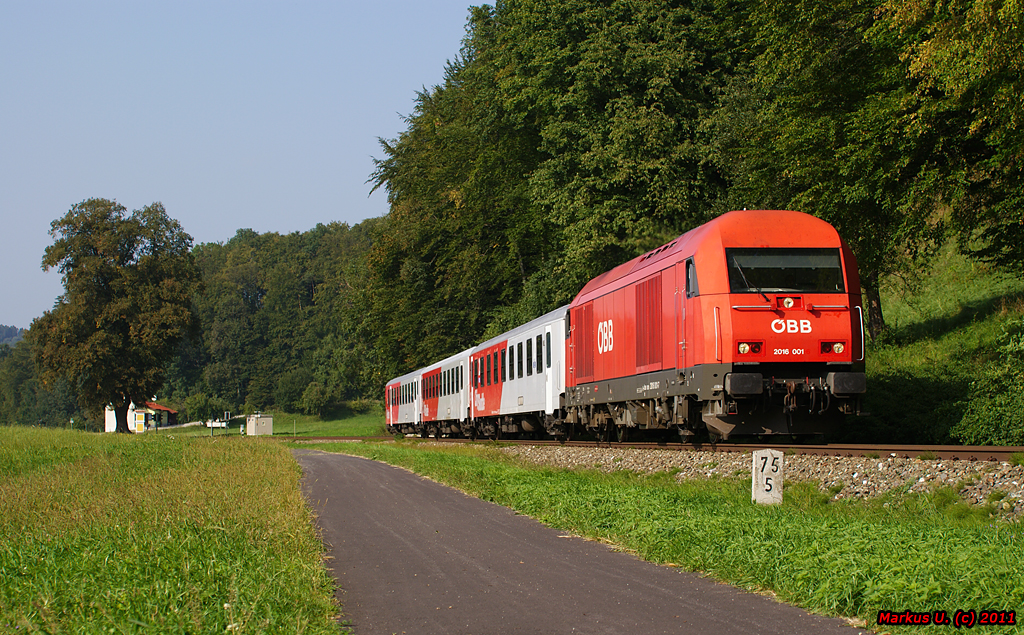 Seit der Einstellung des Personenverkehrs mit 31.07.2011 auf der Pinkatalbahn, werden die frher bis nach Oberwart fahrenden Zge nun bis Friedberg oder zum Teil bis nach Hartberg gefhrt.  
Am 21.09.2011 war einer dieser Zge, REX2789, mit 2016 001 von Wien Meidling bei Petersbaumgarten nach Friedberg unterwegs. 