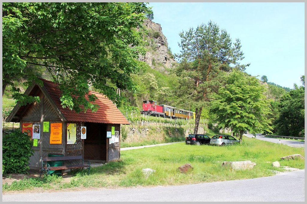 Seit der Einstellung des regulren Bahnbetriebs der Wachauerbahn wurde der Personenverkehr von der Schiene auf die Strae verlegt, ein- und ausgestiegen wird nicht mehr an Bahnhfen, sondern, wie hier, an Bushaltestellen und der noch verbliebene (touristisch genutzte) Schienenverkehr ist in der Wachau im wahrsten Sinne des Wortes in den Hintergrund gerckt. Drnstein, 20.5.12