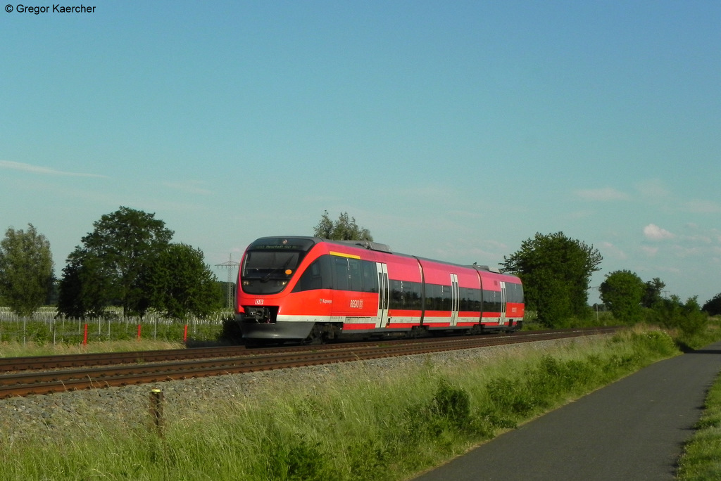 Seit Fahrplanwechsel 2010 ist auch der 628 in der Sdpfalz Geschichte. Die Leistungen der VT 628 wurden alle durch Bombardier Talent-Zge ersetzt. Und diese Fahrzeuge tragen nun auch alle Wappen und Namen der an dem Streckennetz ansssigen Gemeinden. Im Bild 643 0** mit dem Stdtenamen Kapsweyer bei Edesheim Richtung Neustadt (Weinstrae) Hbf.