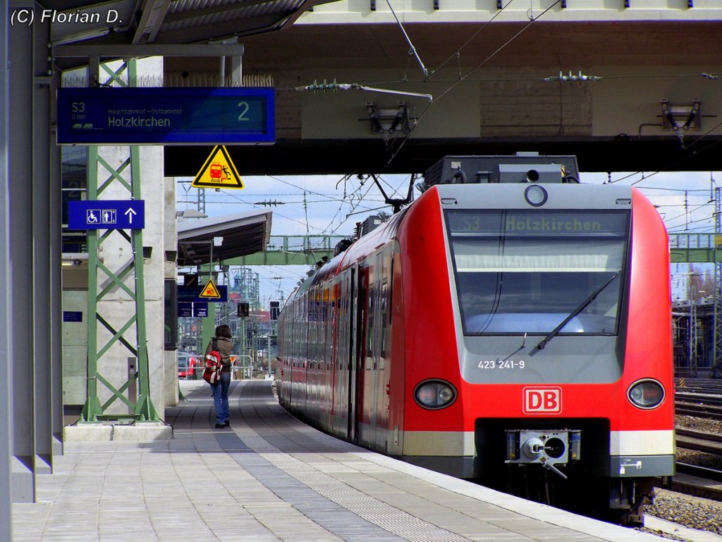 Seit Fahrplanwechsel 2010 ist zwischen Mnchen-Donnersbergerbrcke und Mnchen-Laim der neue Haltepunk  Hirschgarten  dazu gekommen.
Hier die S3 mit 423 241/741 und 423 170/670 aus Maisach nach Holzkirchen beim Halt an der neuen Station. 27.03.2010