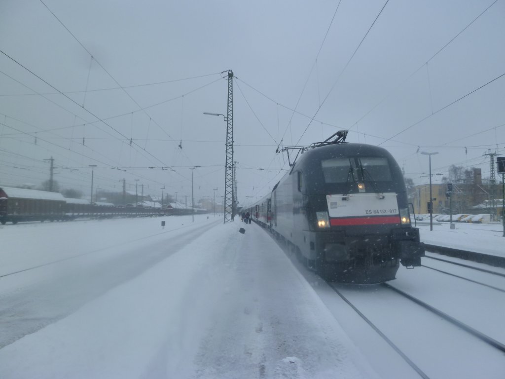 Seit Fahrplanwechsel auch in schwarzer Taurus Hand, IC 2083 (Hamburg-Berchtesgaden/Oberstdorf). 25.12.10 in Ansbach