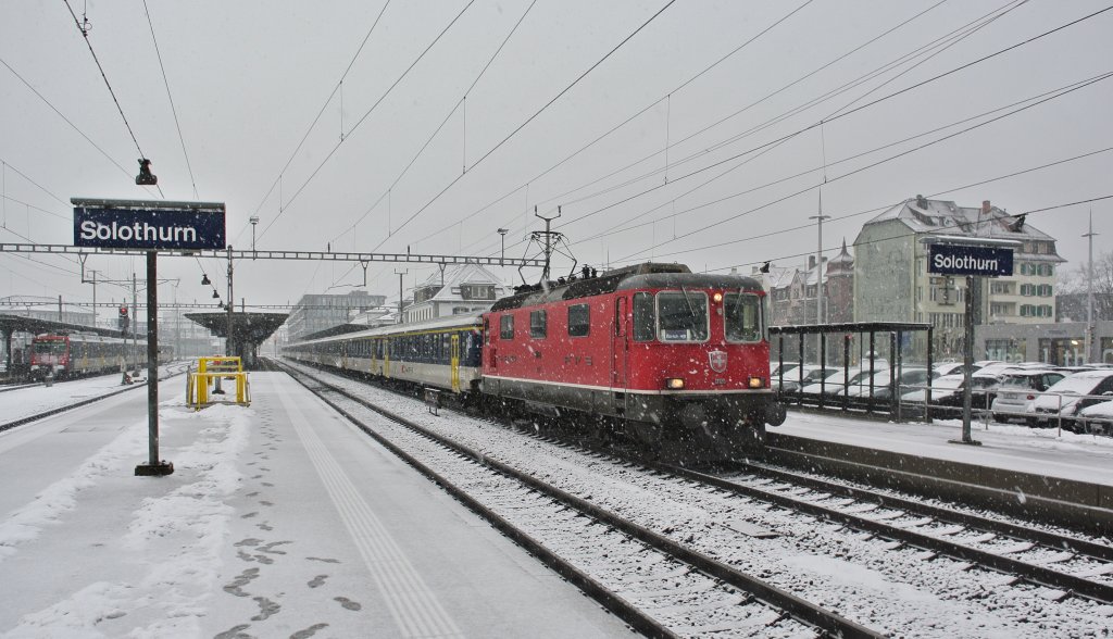 Seit Fahrplanwechsel besteht auch der Dispo FV von Zrich aus NPZ Wagen, nhmlich 3 A EWI, 6 B EWI und ein BDt EWI. Im Bild ist er als Ersatz IR 2125 im Einsatz auf der Linie Biel/Bienne-Zrich beim Zwischenhalt in Solothurn. Gezogen wird der Ersatzzug von der Re 4/4 II 11128, 18.12.2012.