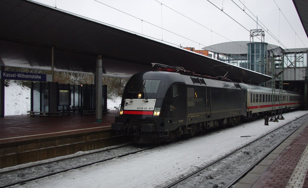Seit Fahrplanwechsel im Dezember 2010 wird der IC 2082/2083  Knigssee  von einem MRCE Taurus gezogen. Hier bei der einfahrt in Kassel Wilhelmshhe am 06.01.2011.