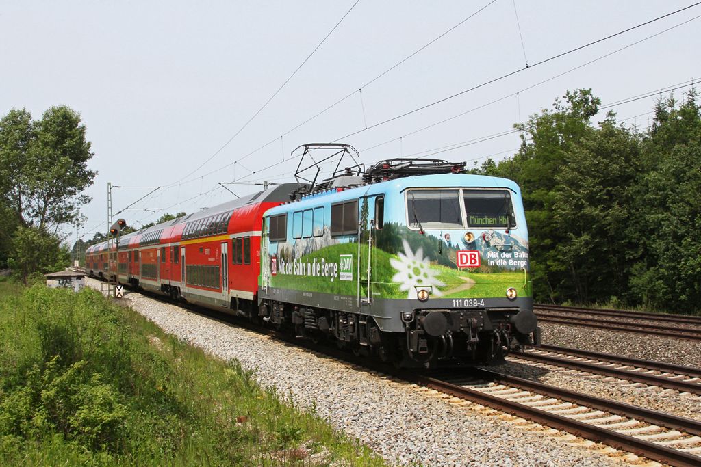 Seit Freitag gibt es eine weitere Werbelok der Baureihe 111. 111 039 wirbt fr den deutschten Alpenverein. Mit dem RE 79017 konnte ich sie heute (29.05.2011) zwischen Haar und Vaterstetten fotografieren.