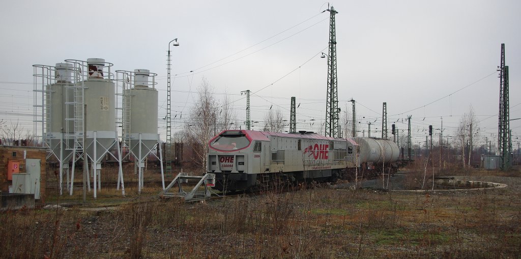 Seit geraumer Zeit nun schon steht der OHE Tiger 330094 im nrdlichen Gleisvorfeld des Gttinger Bahnhofs. Ob die Katze krank ist? Aufgenommen am 10.01.2011 (Fotostandort: Parkplatz Amtsgericht).