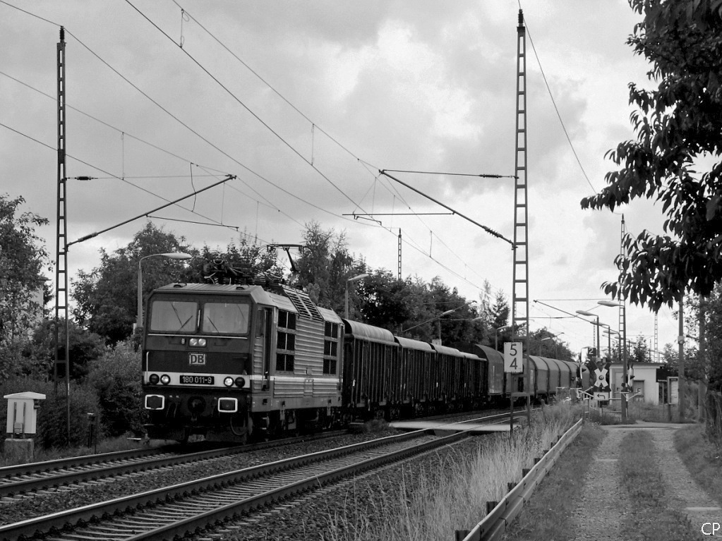 Seit ihrer Indienststellung trgt 180 011-9 den bordeauxroten Lack der Deutschen Reichsbahn. Am 30.7.2010 fhrt sie mit einem gemischten Gterzug durch Dresden-Stetzsch. Auch in Schwarz-Wei wirkt dieses Farbschema gut, was mich zusammen mit der weitgehend artgerechten Umgebung zu dieser Bearbeitung angestiftet hat. 