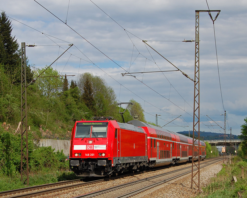 Seit ihrer letzten HU im Februar 2012 zeigt sich die Stuttgarter 146 201 ohne Selbstkontrollziffer an der Front. Am 04. Mai 2012 konnte ich sie erstmals im neuen Outfit bei G�ppingen aufnehmen.