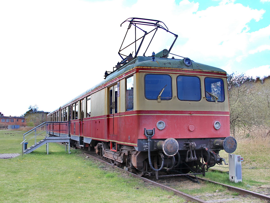 Seit  Jahren auf dem Gelnde im Historisch-Technisches Informationszentrum Peenemnde steht die als Werkbahn eingesetzte 426 002-2  
Aufnahme vom 21.April 2011.
