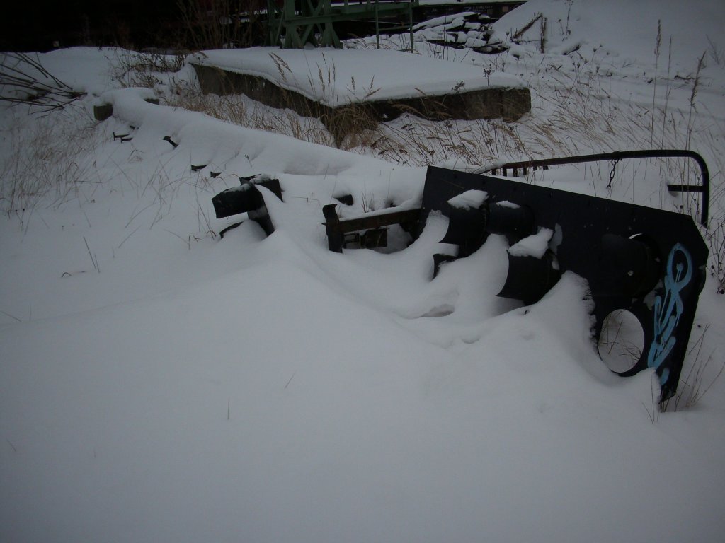 Seit Jahren liegt dieses ausgediente Lichtsignal auf der Ladestrae von Bergen/Rgen.Am 27.Januar 2010 lag das Signal eingeschneit auf der Ladestrae.