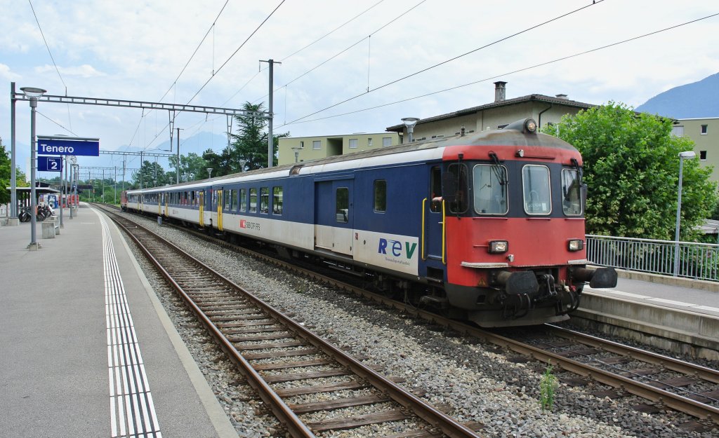 Seit Juni verkehrt jeweils am Mittwoch Nachmittag auf der TILO S20 (Castione-Arbedo - Locarno) auf einigen Zgen ein 4-teiliger KlB Pendel anstelle eines FLIRT. An der Spitze ist der  REV  BDt 50 85 82-33 931-5, S20 25247, Tenero, 07.08.2013.