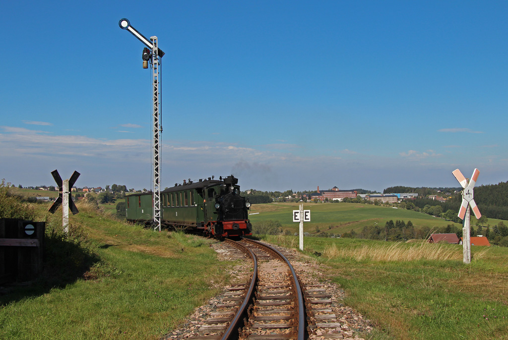 Seit kurzem ist an der Einfahrt zum Bahnhof Schnheide das Einfahrtsignal wieder in Betrieb. Hier erreicht der von der IK Nr.54 gezogene Zug am 14.09.2012 Schnheide.