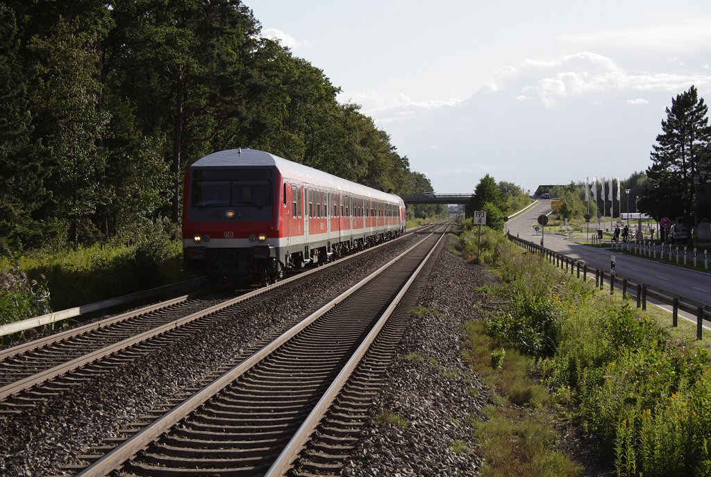 Seit kurzem geh�rt dieser Steuerwagen Wittenberger Bauart zum Ulmer Bestand. Hier ist er an der Spitze eines von 218 438-0 geschobenen IRE aus Lindau, Friedrichshafen Flughafen, 08.08.11